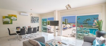 Villa Shaye, Stunning 4BDR Seafront Protaras Villa