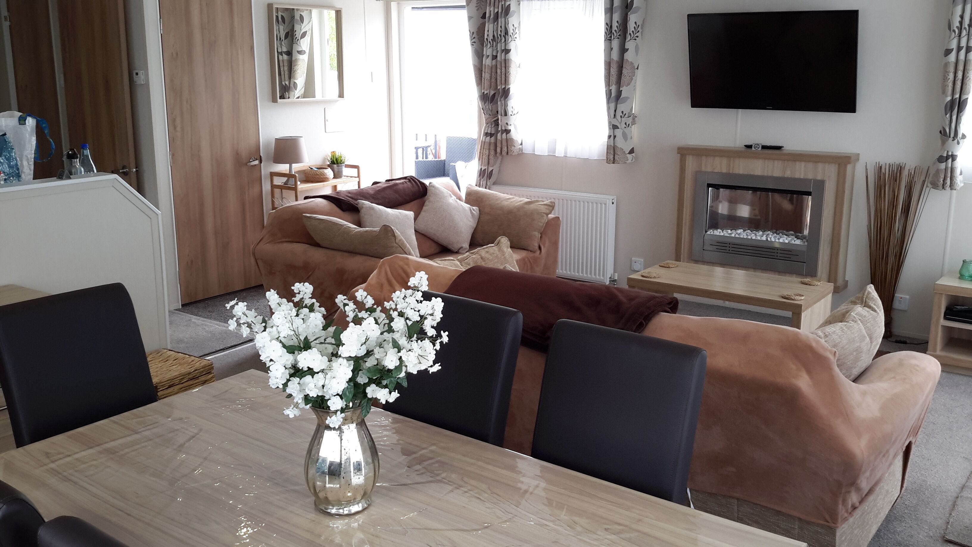 Smart TV, fireplace, DVD player, stereo