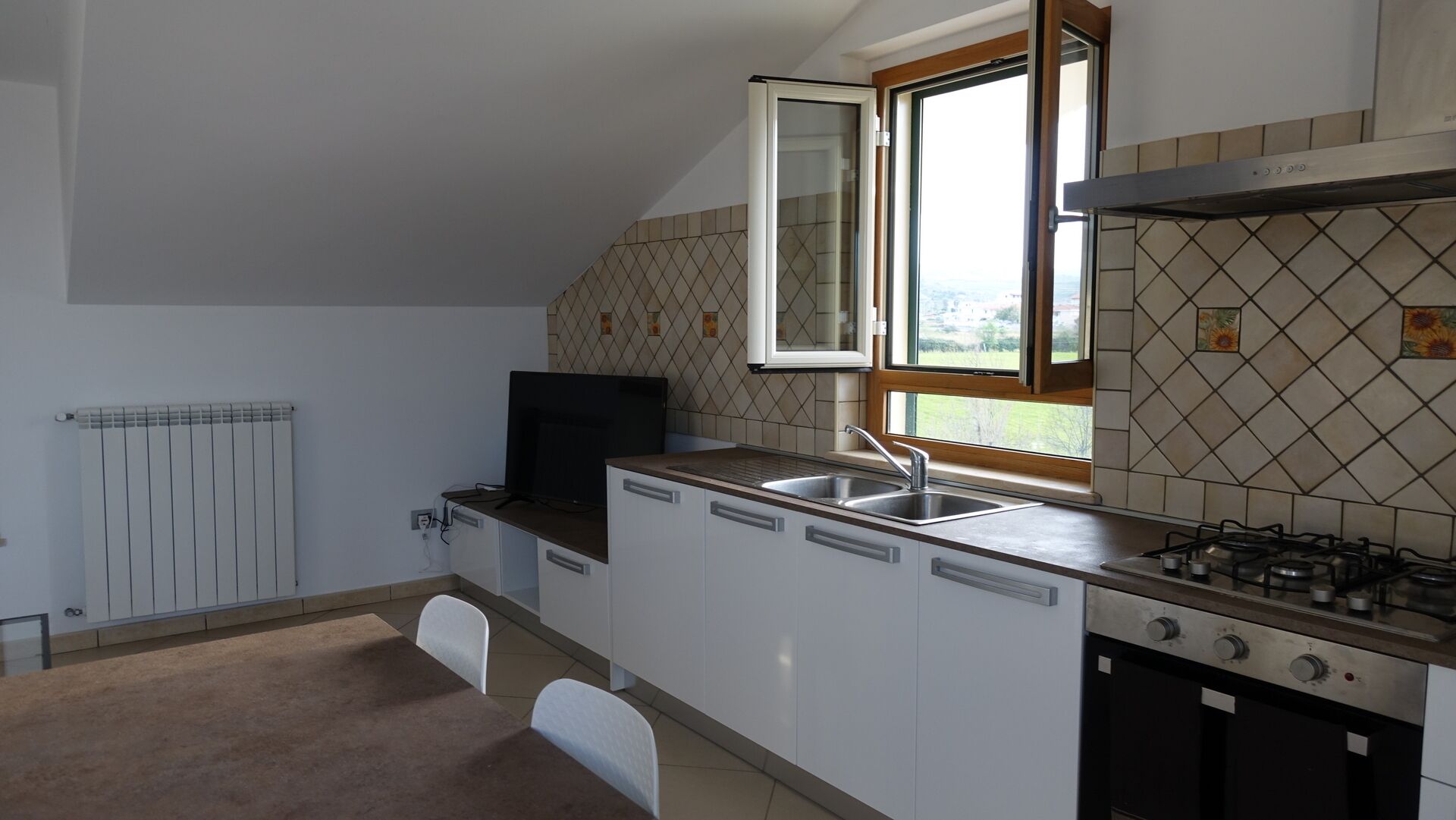 Frigorifero, forno, lavastoviglie, bollitore elettrico