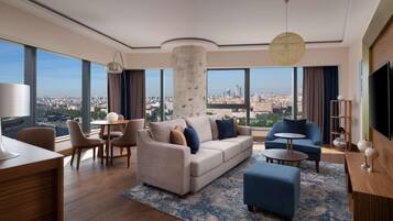 Suite, 1 Bedroom | Peralatan tempat tidur hipoalergenik, bar mini, peti besi dalam bilik