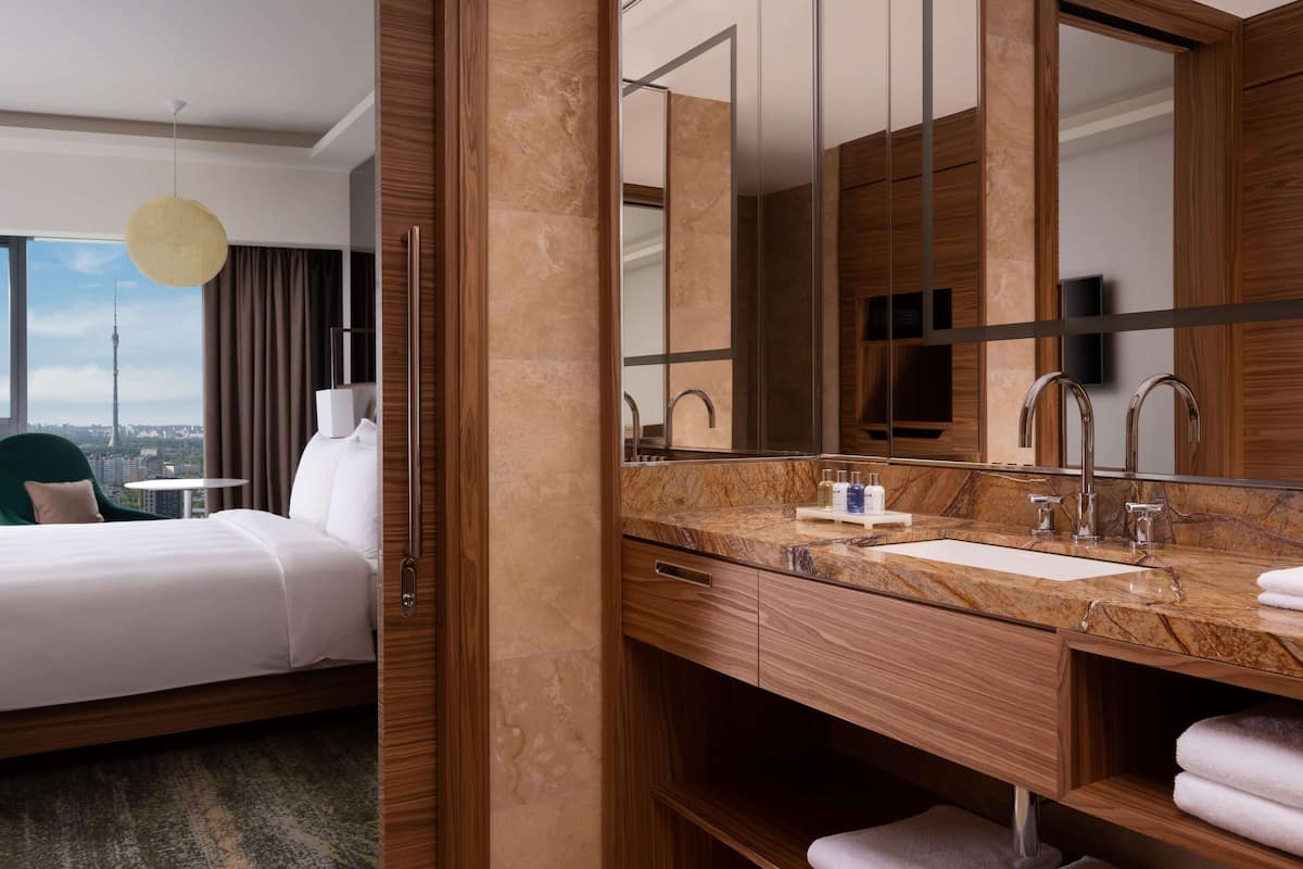 Hypo-allergenic bedding, minibar, in-room safe, desk