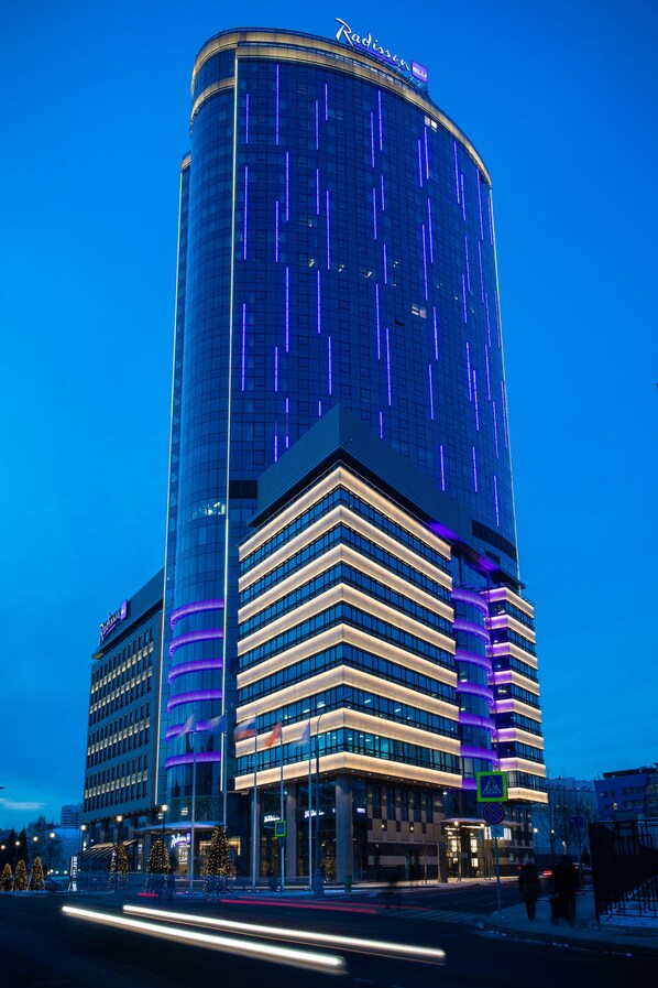 Overnatningsstedets facade – aften/nat