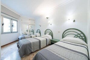 2 bedrooms, iron/ironing board, WiFi, bed sheets - Las Canteras Beach - 2BR/2BA - Family 5pax (Las Palmas de Gran Canaria)