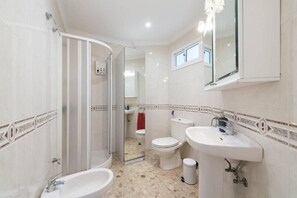 Douche, sĂšche-cheveux, bidet, serviettes fournies