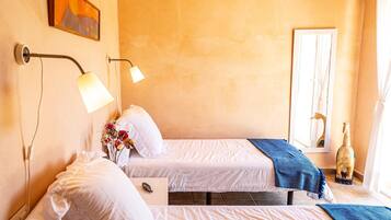 2 slaapkamers, een strijkplank/strijkijzer, internet, beddengoed