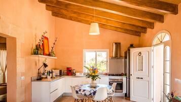 Een koelkast, een magnetron, een oven, een koffiezetapparaat/waterkoker