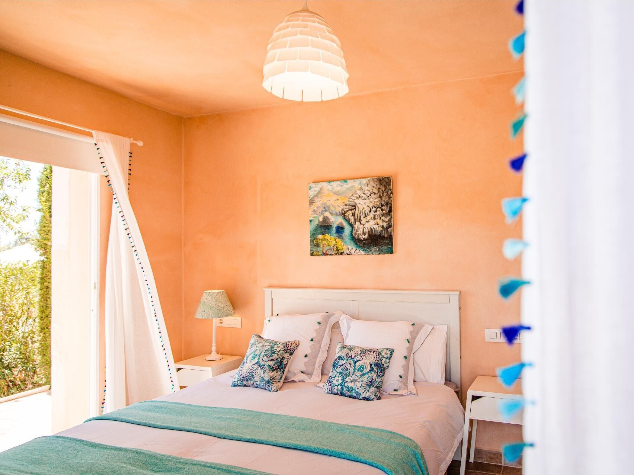 2 bedrooms, iron/ironing board, internet, bed sheets
