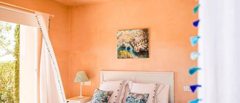 2 bedrooms, iron/ironing board, internet, bed sheets