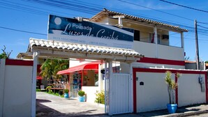 A building with a sign advertising 'Pousada Luzes de Ceribá'. - Pousada Luzes de Geribá (Búzios)