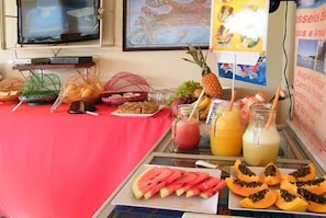 Free daily buffet breakfast - Pousada Luzes de Geribá (Búzios)