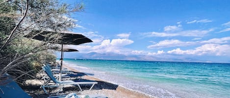 Plage, chaises longues, serviettes de plage