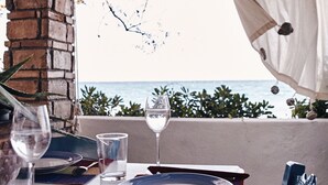 Mesa lista para comer con vista al mar.