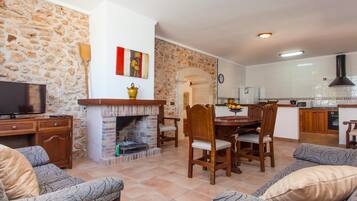 Een televisie en een open haard