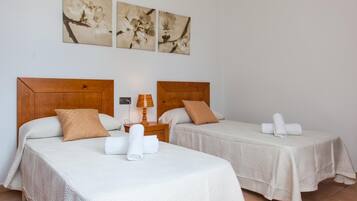 2 slaapkamers, een strijkplank/strijkijzer, internet, beddengoed