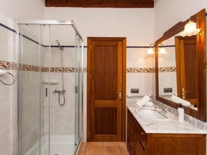 Shower, hair dryer, towels - Finca Ses Comes. Charming country house for 4 people in Santanyi (Es Llombards)