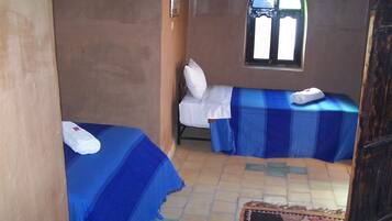 Habitación triple | Tabla de planchar con plancha, wifi gratis, ropa de cama