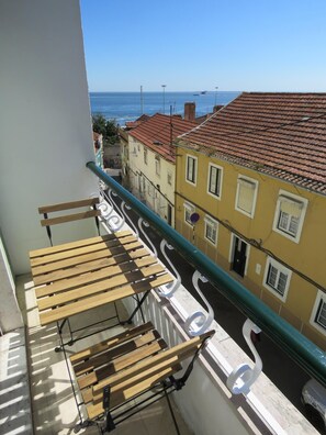 Outdoor dining - TEJO HOUSE RIVER Lisbon (Cacilhas) (Almada)