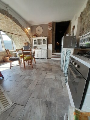 Fridge, oven, stovetop, coffee/tea maker - Stone Rustico with Jacuzzi, Infrared Sauna Escluiva   (Boveglio)