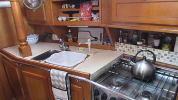Geladeira, cooktop, cafeteira/chaleira, chaleira elétrica