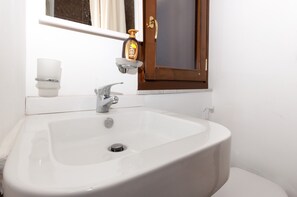 Shower, hair dryer, towels, toilet paper - Casetta Nostra - a romantic corner behind the Cathedral (Palermo)