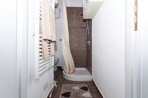 Douche, sèche-cheveux, serviettes fournies, papier toilette