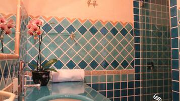 Chuveiro, secador de cabelo, bidê, toalhas de banho