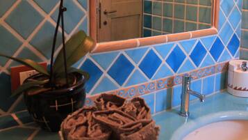 Chuveiro, secador de cabelo, bidê, toalhas de banho