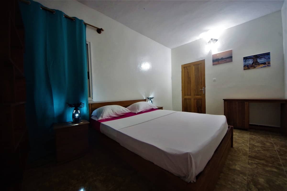 Chambre Double, non-fumeurs | Bureau, rideaux occultants, lits bébé (gratuits), Wi-Fi gratuit