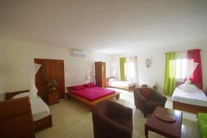 Chambre Familiale | Bureau, rideaux occultants, lits bébé (gratuits), Wi-Fi gratuit