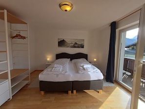 4 bedrooms, iron/ironing board, free WiFi, bed sheets