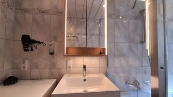 Badewanne, Haartrockner, Handtücher, Seife