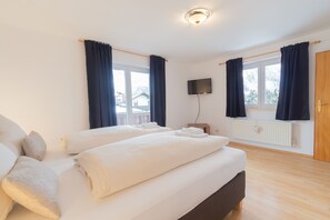 4 bedrooms, iron/ironing board, free WiFi, bed sheets