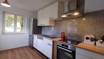 Frigorifero, microonde, forno, piano cottura