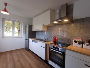 Een koelkast, een microgolfoven, een oven, een kookplaat