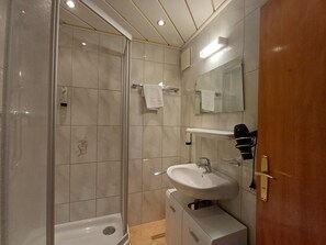 Badewanne, Haartrockner, Handtücher, Seife