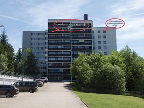 Een meerhoog gebouw met twee aangeduide secties: FEWO Hoffmann 3-kamerappartement (60 m², 8e verdieping) en FEWO Hoffmann 2-kamerappartement (58 m²).