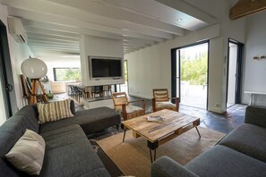 Télévision, lecteur de DVD, livres