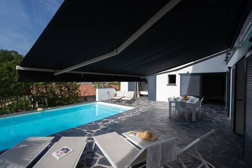 SUUNNITTELUVILLA 16PERS. Yksityinen uima-allas, puutarha ja uimaranta 600m