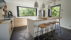 Kaffetrakter/tekoker, kjøleskap, mikrobølgeovn og ovn
