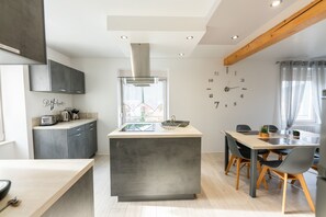 Réfrigérateur, micro-ondes, four, plaque de cuisson