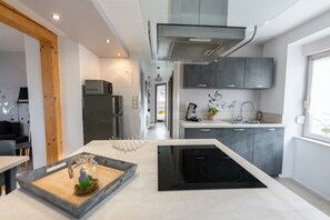 Réfrigérateur, micro-ondes, four, plaque de cuisson