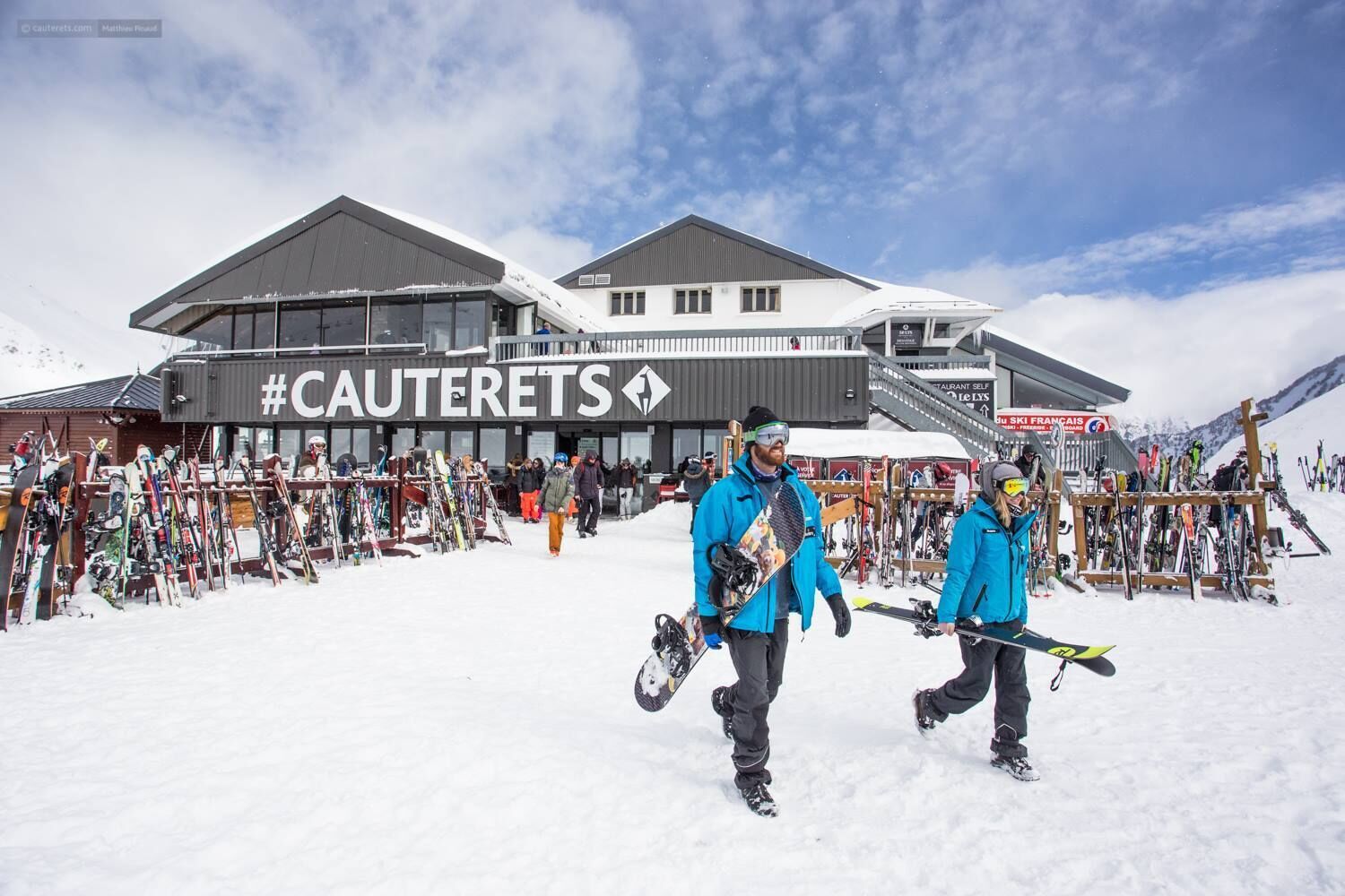 Ein Skigebiet mit einem markanten Gebäude mit der Aufschrift 'CAUTERETS' und einem Skiliftbereich.