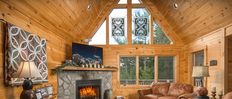 Smart-TV, peis, DVD-spiller og bøker