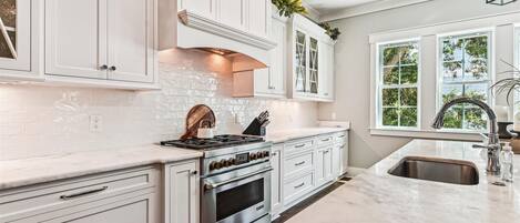 Frigorífic, microones, forn i placa de cuina