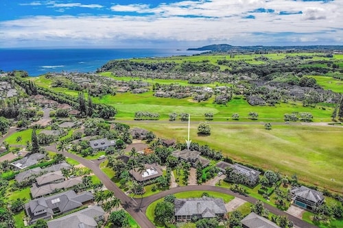 Beautiful home with great room, lanai & private hot tub - walk to Anini Beach