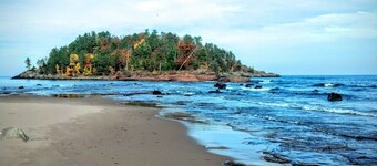 Chalet n ° 5 sur la rivière AuTrain près du lac Supérieur, rochers sur la photo, cascades, sentier