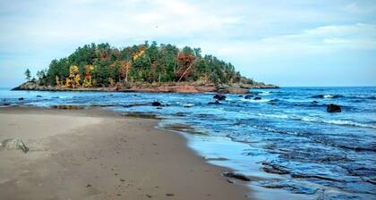 Cottage # 5 am AuTrain River in der Nähe des Lake Superior, abgebildete Felsen, Wasserfälle, Wanderweg