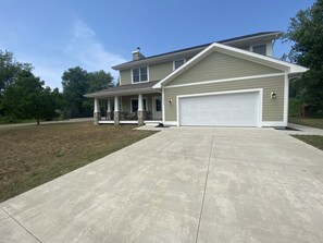 Exterior - Relax by Lake Michigan within a 5-min stroll (South haven)