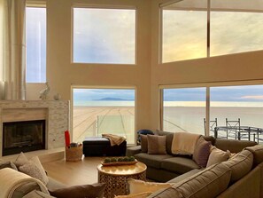 Smart TV, fireplace, DVD player, table tennis - Hollywood Beach’s newest Luxury Beachfront Villa (Oxnard)