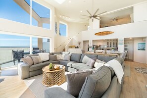 Smart TV, fireplace, DVD player, table tennis - Hollywood Beach’s newest Luxury Beachfront Villa (Oxnard)